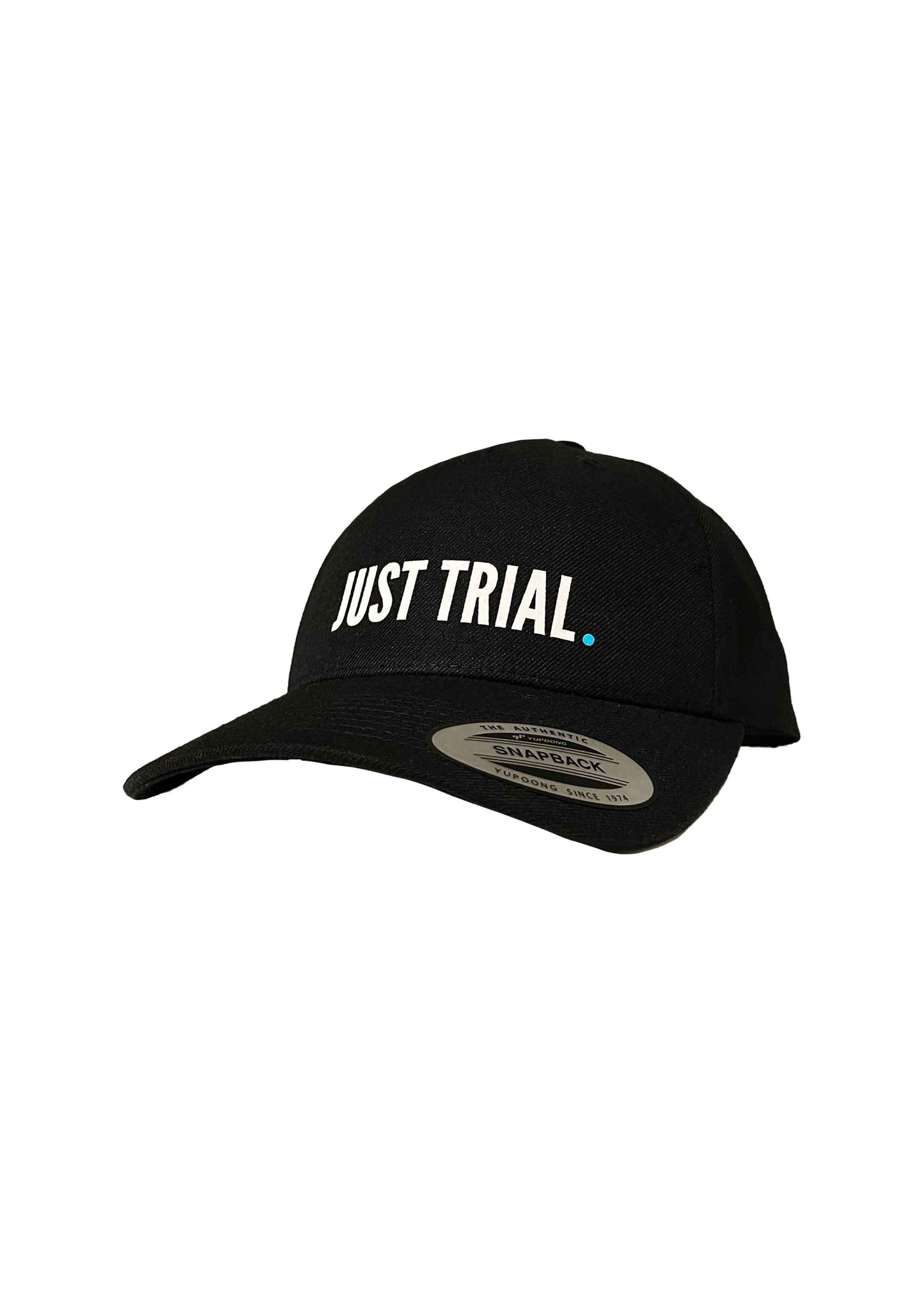 seitliche Ansicht schwarze curved Cap mit weißem Just Trial Schriftzug