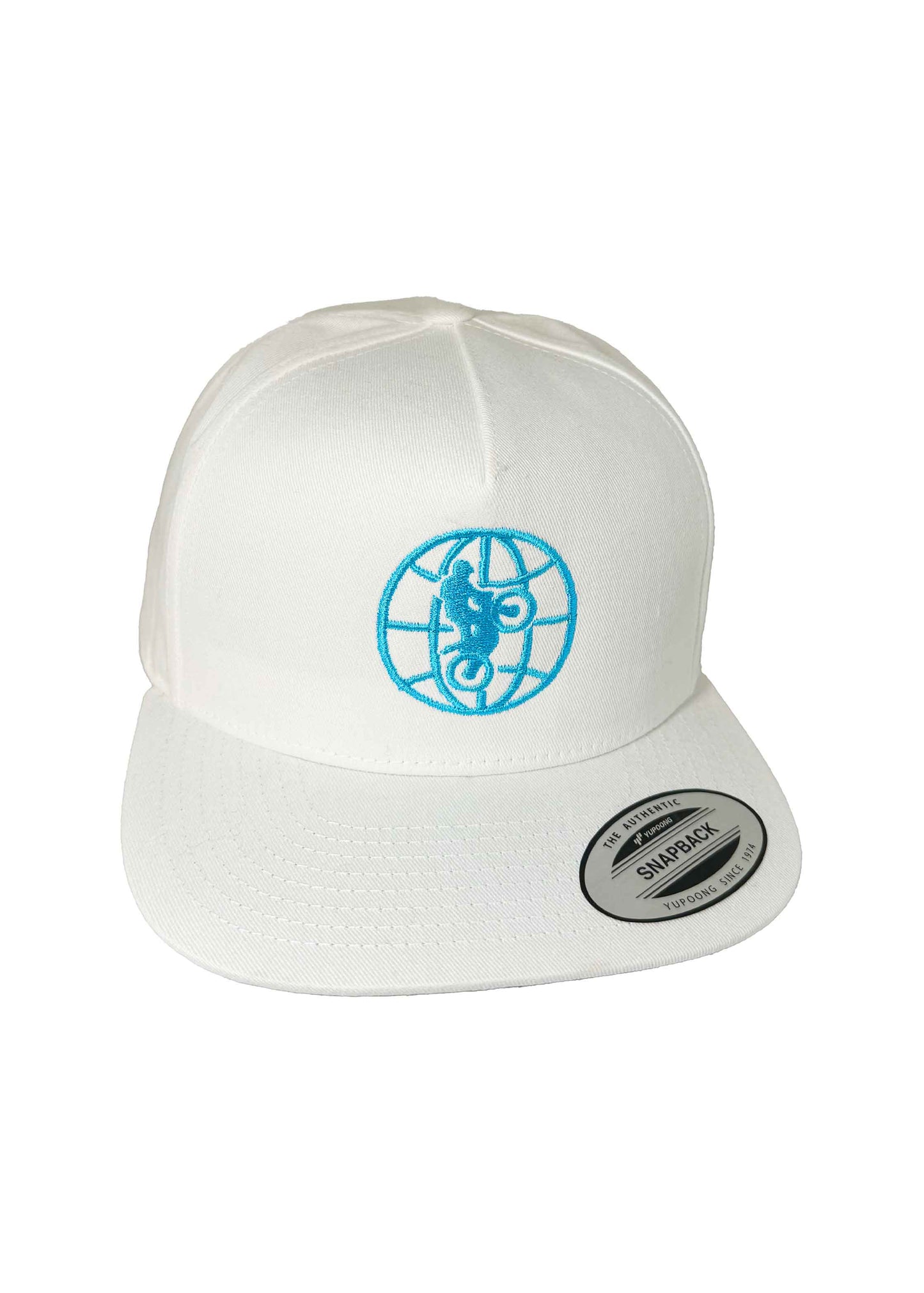 Coole Snapback Cap in Weiß mit hellblauer World of Trial von vorne