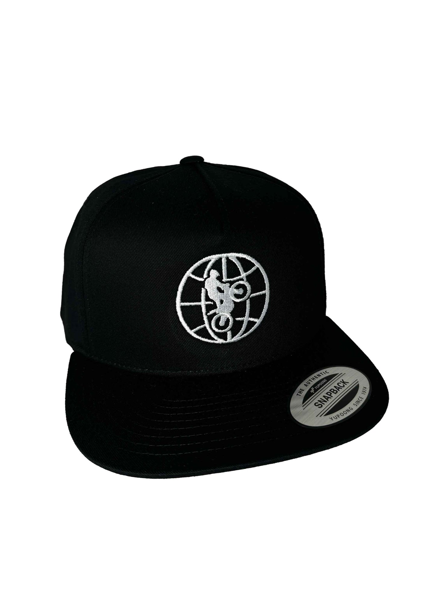 Coole Snapback Cap in Schwarz mit weißer World of Trial Frontansicht
