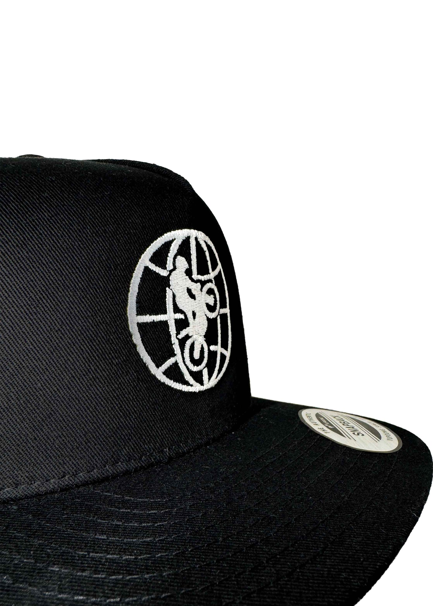 Coole Snapback Cap in Schwarz mit weißer World of Trial Nahaufnahme