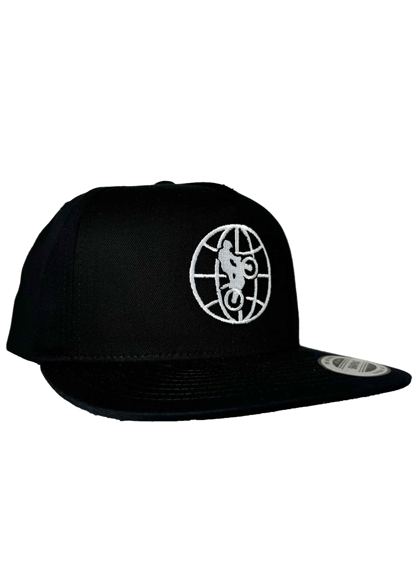 Coole Snapback Cap in Schwarz mit weißer World of Trial seitlich
