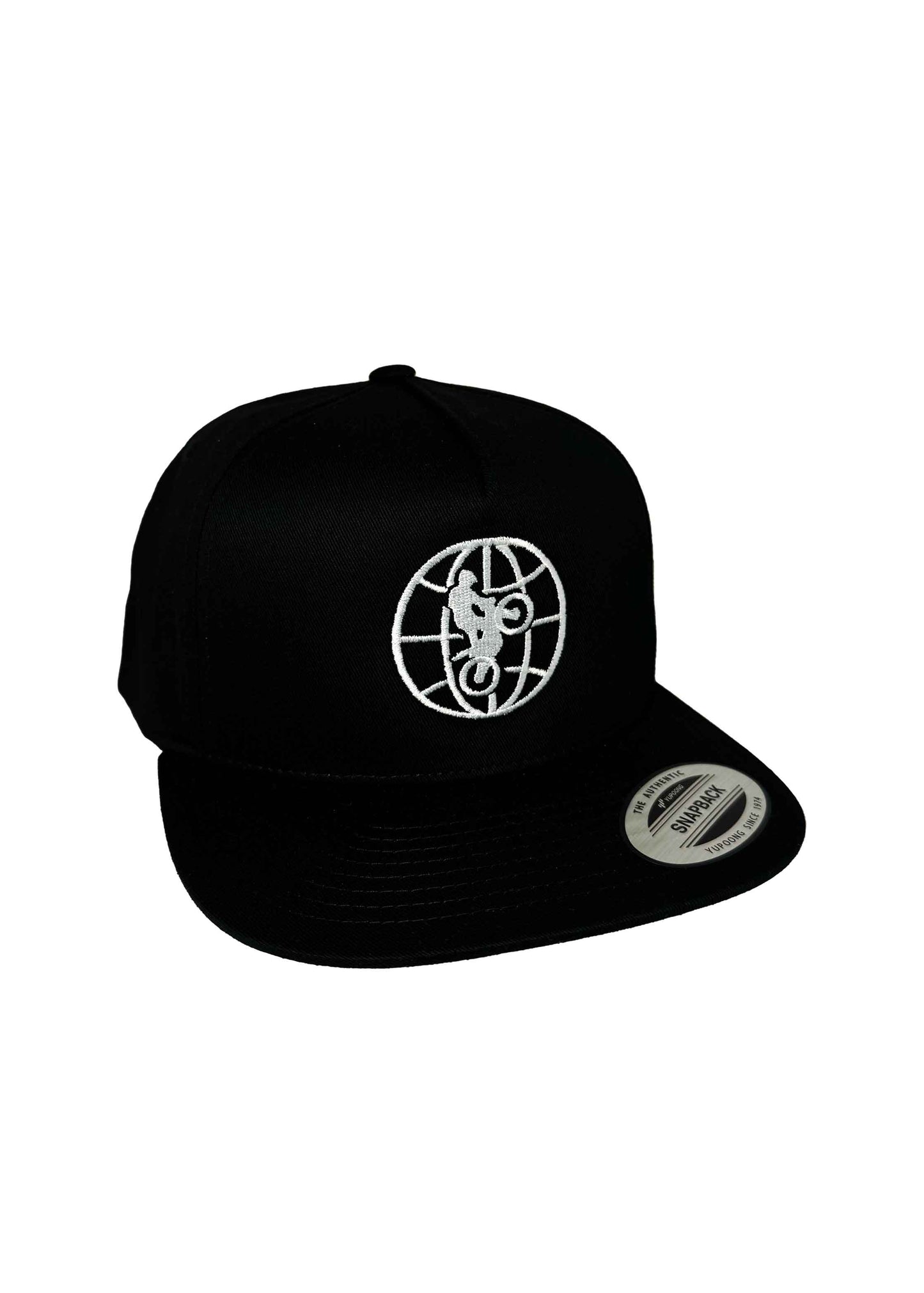 Coole Snapback Cap in Schwarz mit weißer World of Trial von vorne