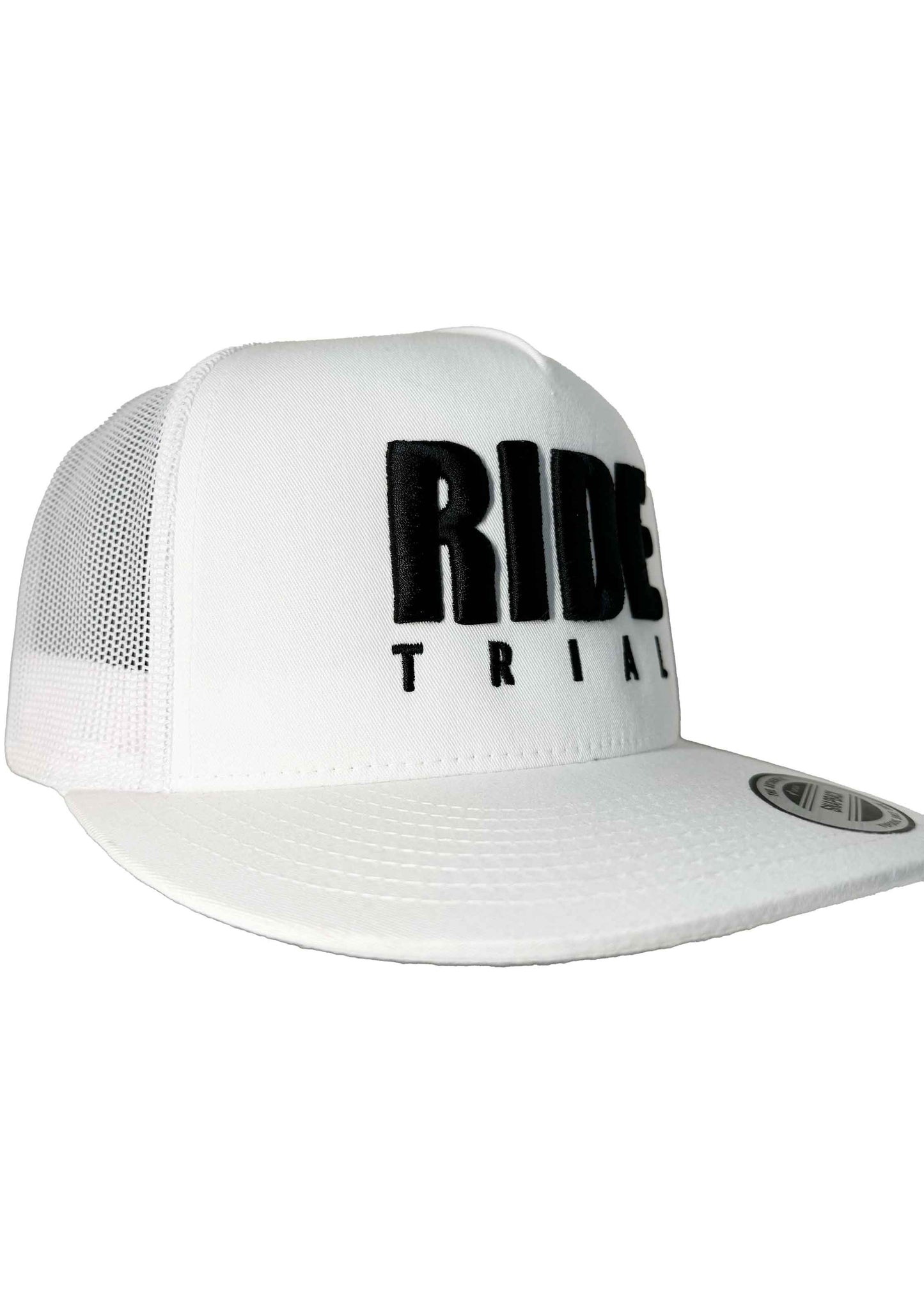 Coole Snapback Cap in Weiß mit schwarzem 3D Stick RIDE TRIAL seitliche Ansicht