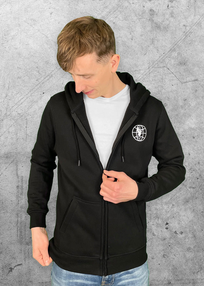 Schwarzer Hoodie mit weißer World of Trial links auf der Brust - getragen