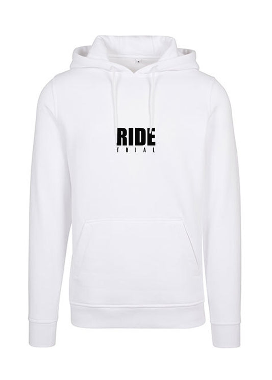 Weißer Hoodie mit schwarzem Schriftzug RIDE TRIAL auf der Brust