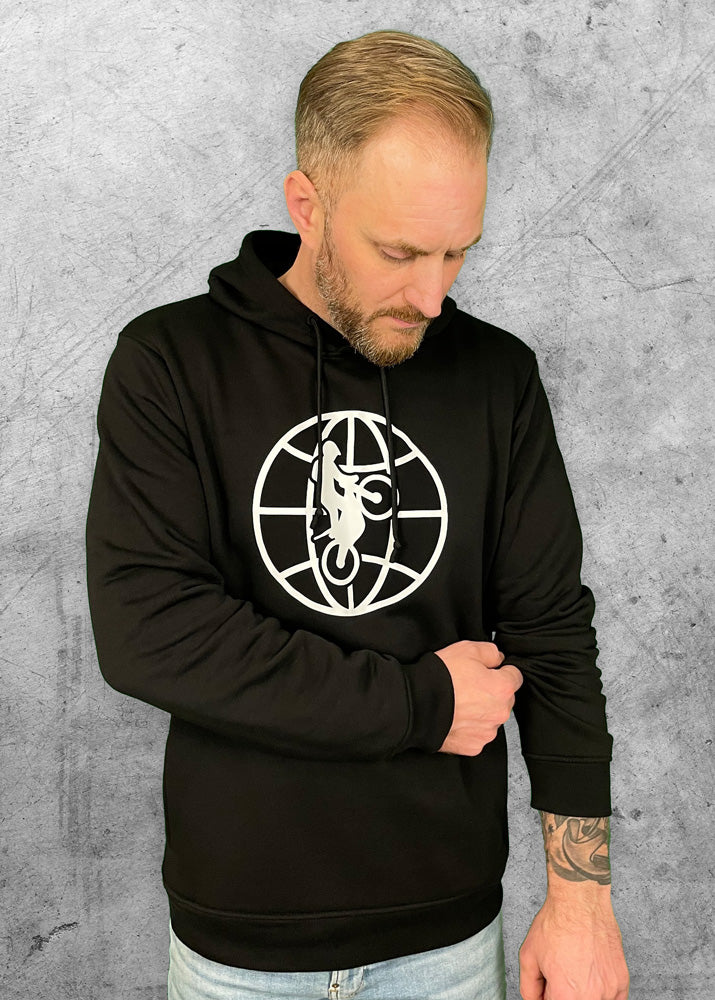 Schwarzer Hoodie mit großem Emblem getragen