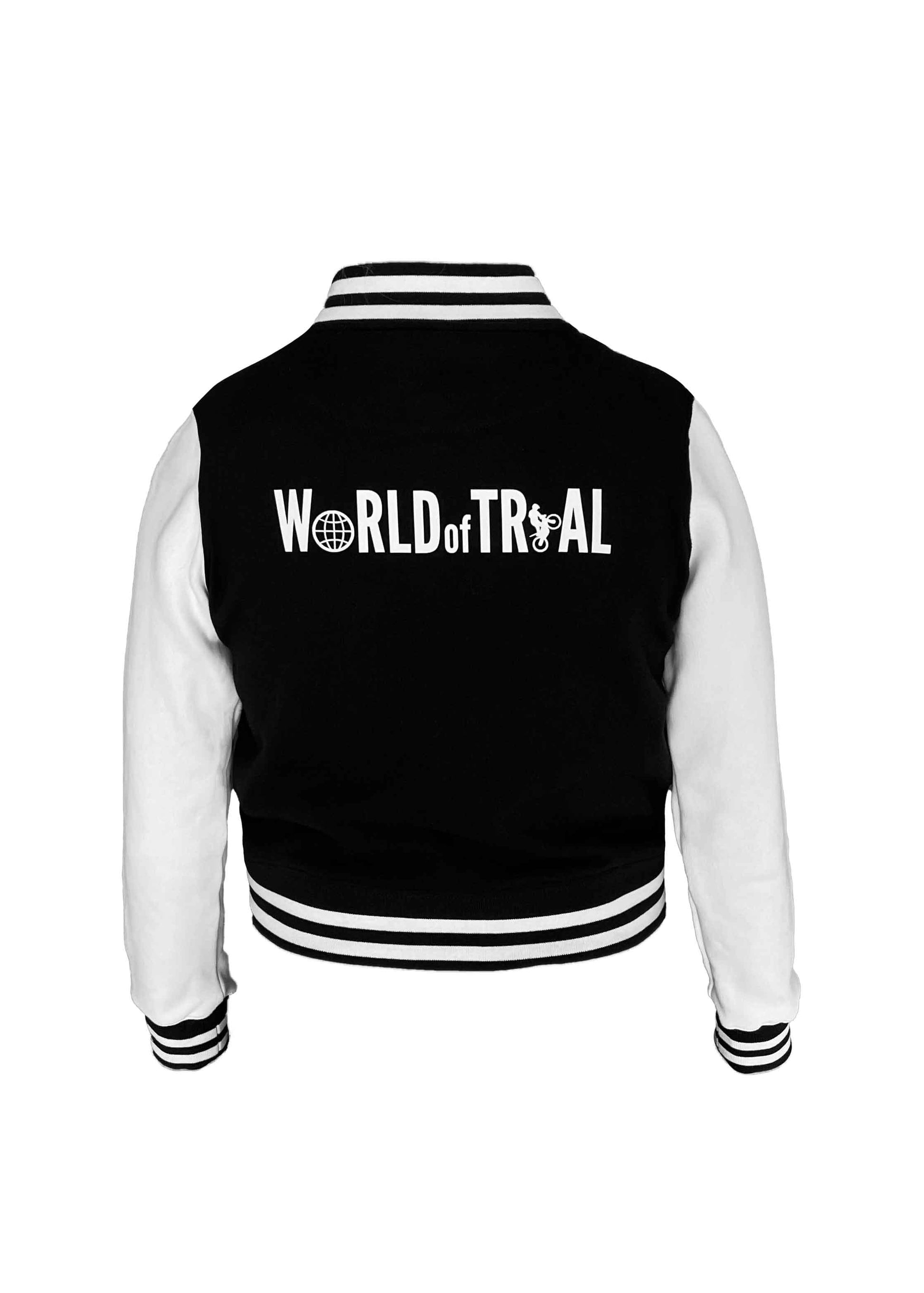 Rückansicht der schwarz weißen Collegejacke mit weißem World of Trial Schriftlogo