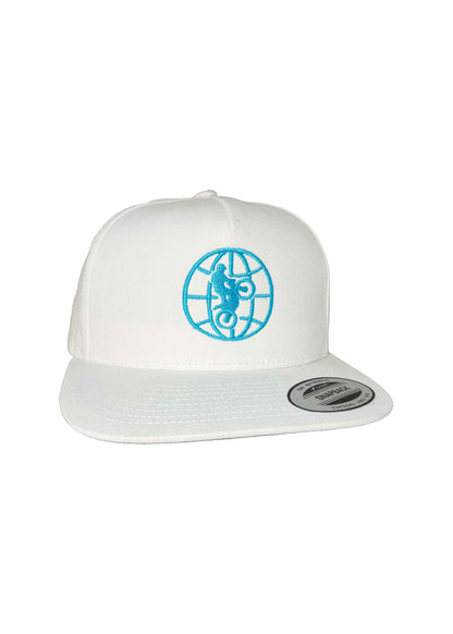 Coole Snapback Cap in Weiß mit hellblauer World of Trial  Frontansicht