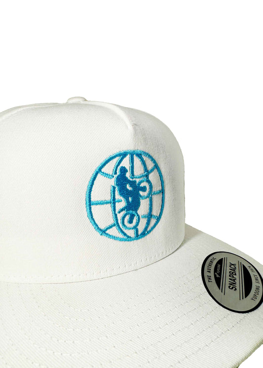 Coole Snapback Cap in Weiß mit hellblauer World of Trial 