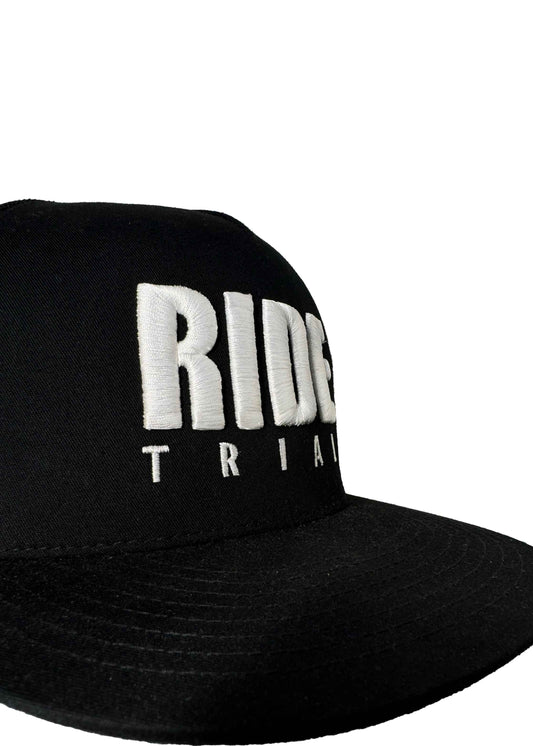 Coole Snapback Cap in Schwarz mit weißem 3D Stick RIDE TRIAL