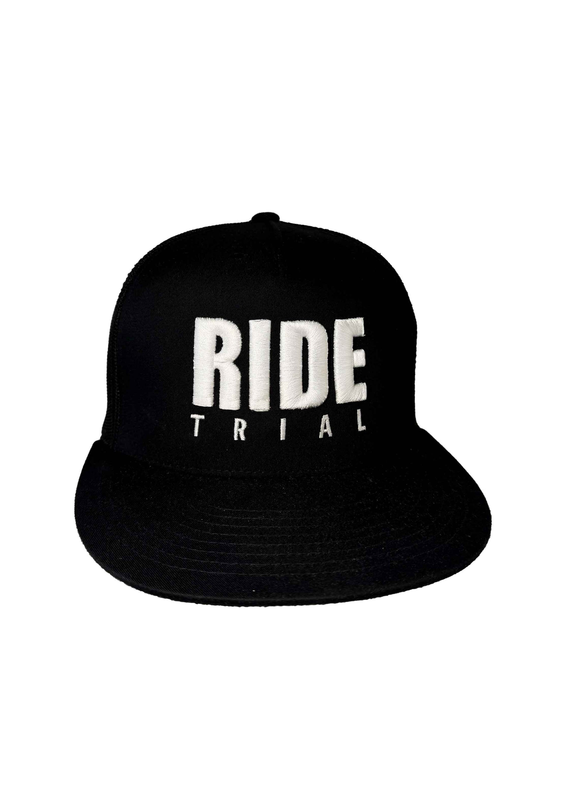 Coole Snapback Cap in Schwarz mit weißem 3D Stick RIDE TRIAL von vorne