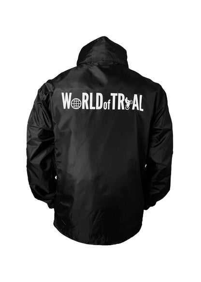 Schwarze Regenjacke von hinten mit weißem Wort Bild Logo World of Trial