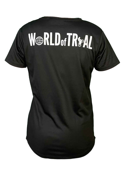 Schwarzes Trainingsshirt mit weißem World of Trial Schriftzug auf dem Rücken