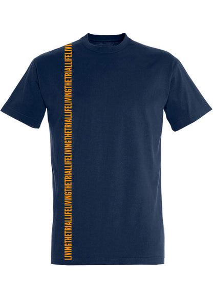 Vertikaler Schriftzug LIVING THE TRIAL LIFE - Orange auf Navy.