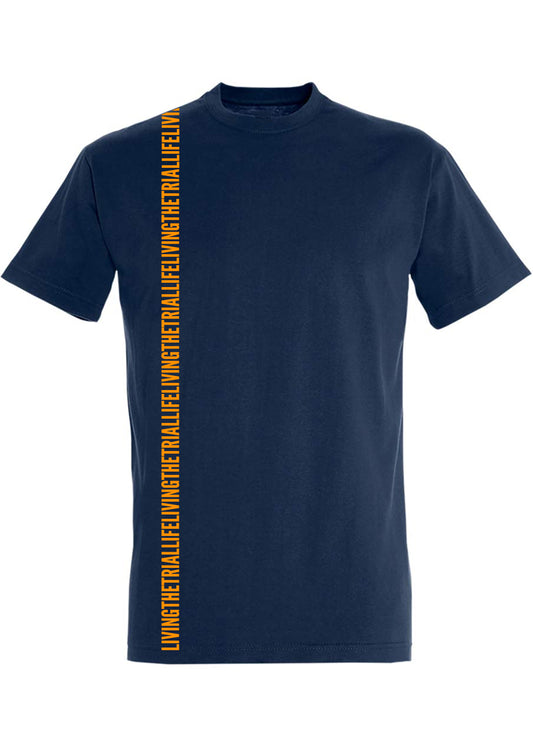 Vertikaler Schriftzug LIVING THE TRIAL LIFE - Orange auf Navy.