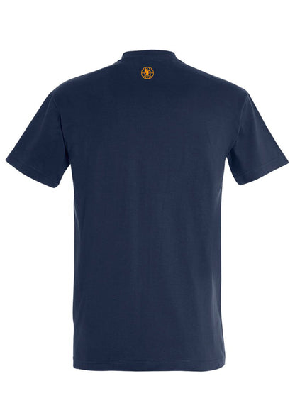 Rückansicht navy Shirt mit World of Trial Kugel in Orange im Nacken