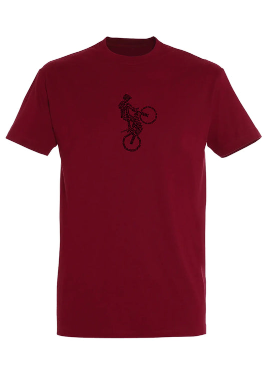 Rotes Shirt mit Trialer aus verschiedenen Begriffen